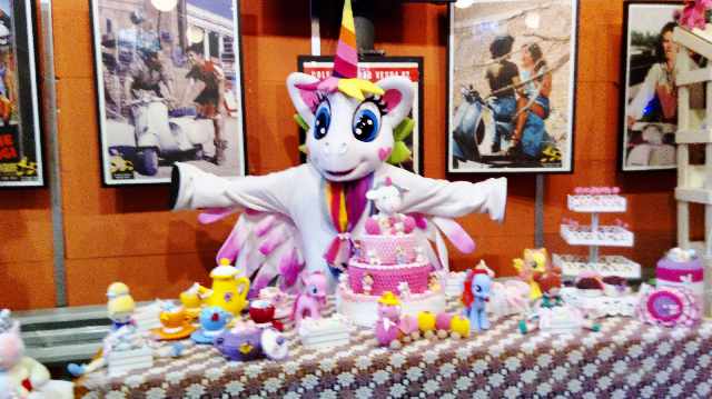 Foto 1 - Unicornio cover personagens vivos festa infantil